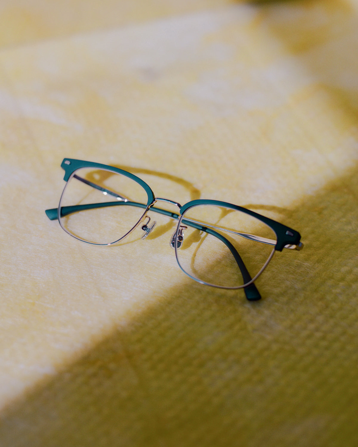 Second-hand vintage glasses for a timeless look
